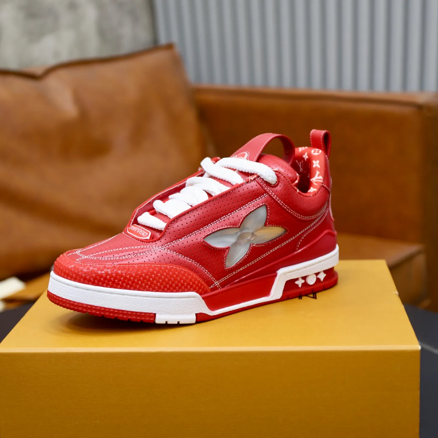Ex-factory price: 860💰LV Couple👫Louis Vuitton TRAINER sneakers classic Louis Vuitton men's artistic director Virgil Abloh picked inspiration to create this LV Trainer sneaker. Yingze crystal inlays present a colorful effect. VS can be matched with two gorgeous effect colors. The LV letter logo badge on the tongue is gorgeous and noble. The LV letter is decorated on the side. The outsole is decorated with a Monogram flower pattern. It shows the trend of elegance and nobility! Men's and women's models: 35-46